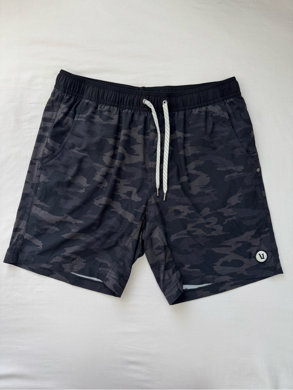 Vuori Kore Shorts Men’s Large Black Camo 7” Lined Stretch Performance Gym Active